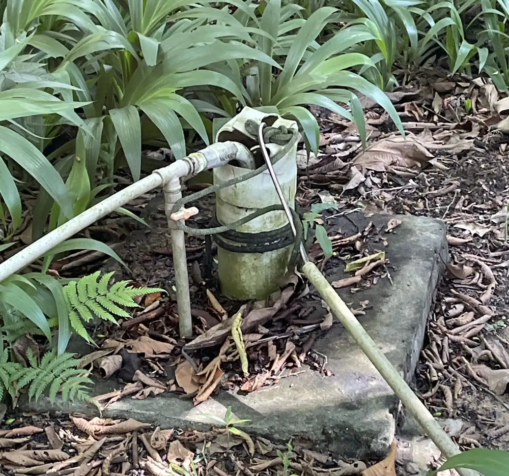 Poço tubular com tubulação de captação em vistoria de campo